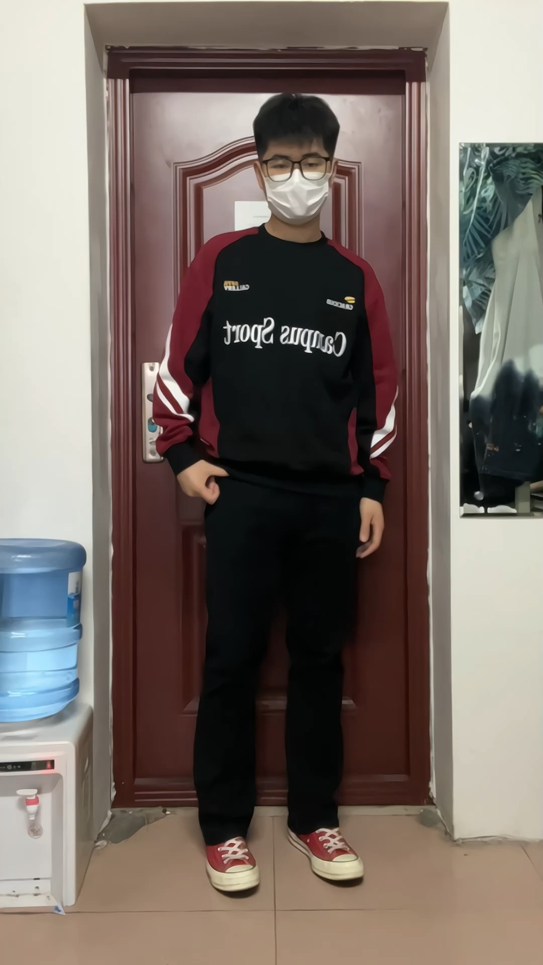 👉：今天的穿搭整体以黑红为基调 搭配上红