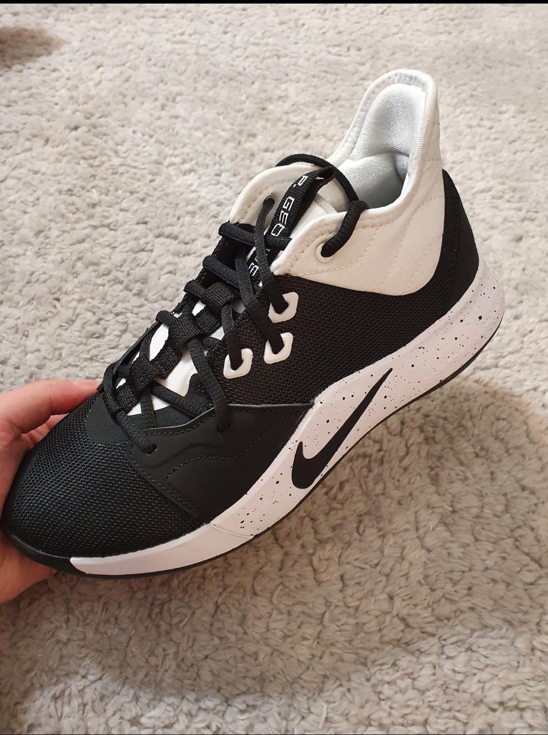 目前市面上曝光的Nike PG3配色并不