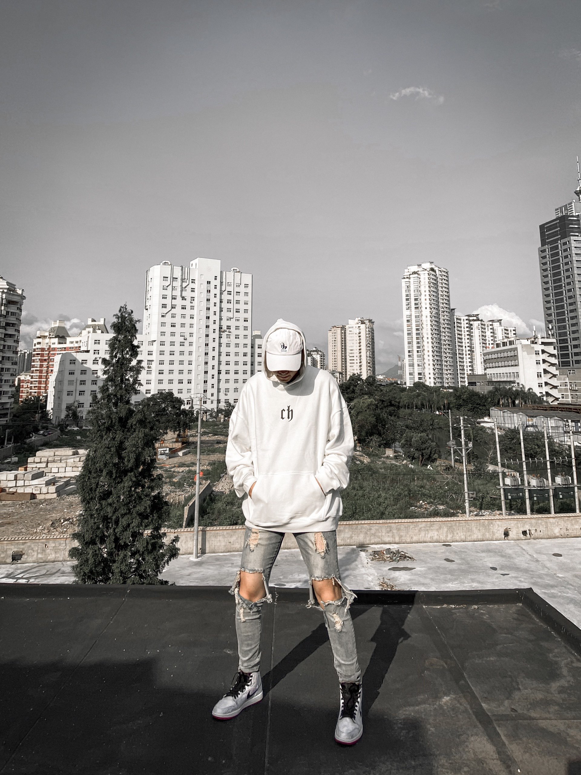 喜欢这种素素的穿搭，连帽套头
👕chin