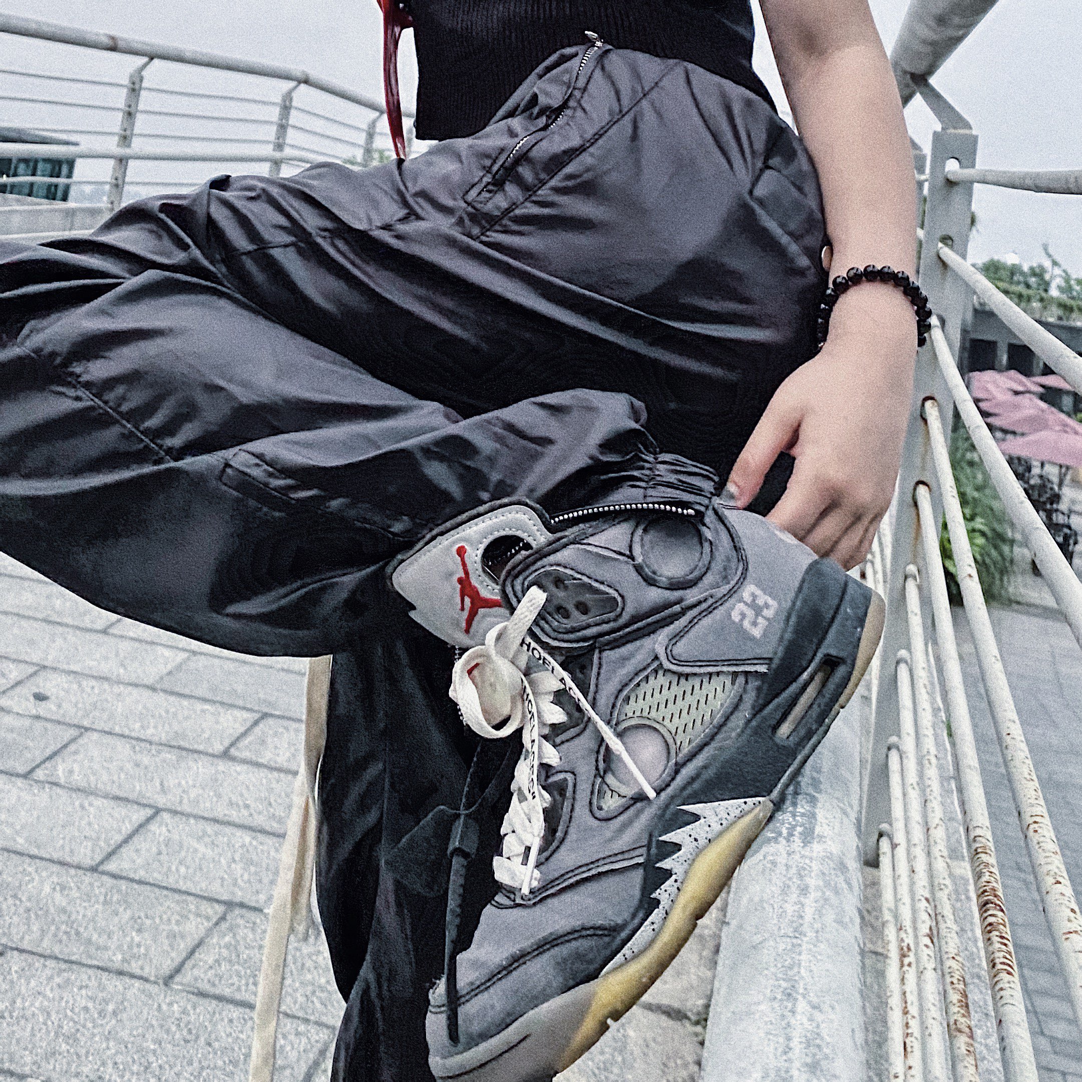 👔露脐针织小短袖
👖黑色抽绳拉链长裤
👟