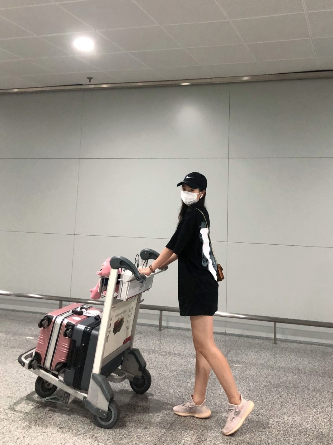素颜机场✈穿搭分享
帽子：nike 小标