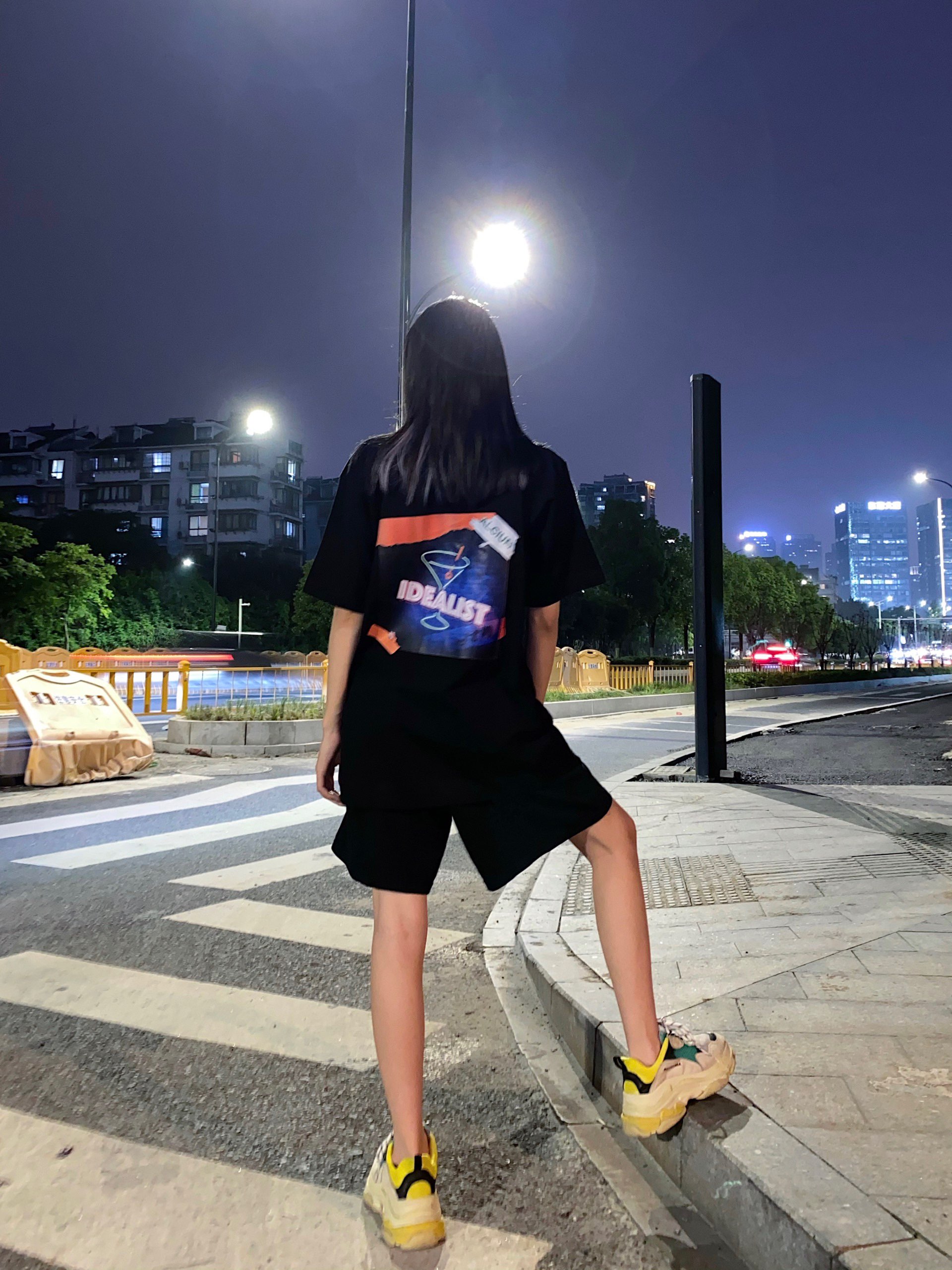 夜晚路边坐一坐 帅气哥哥准经过

👕：I