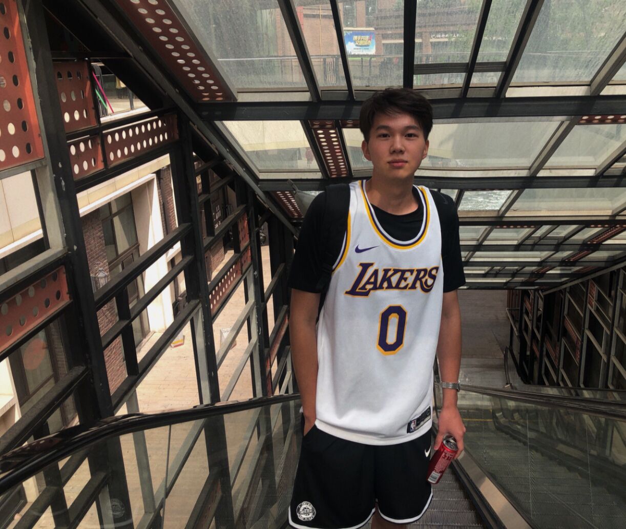 Nike 库兹马 湖人队 0号球衣很不错