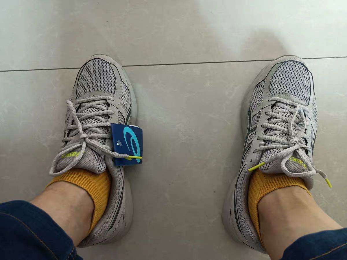 低帮的鞋子很显腿长哦 跑步挺舒服的