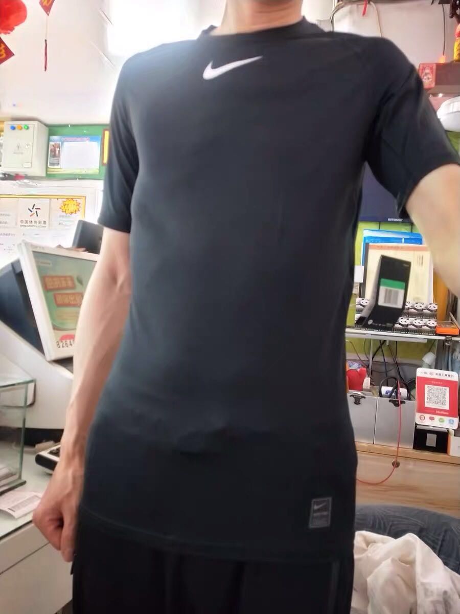 衣服的弹性和透气性都非常不错