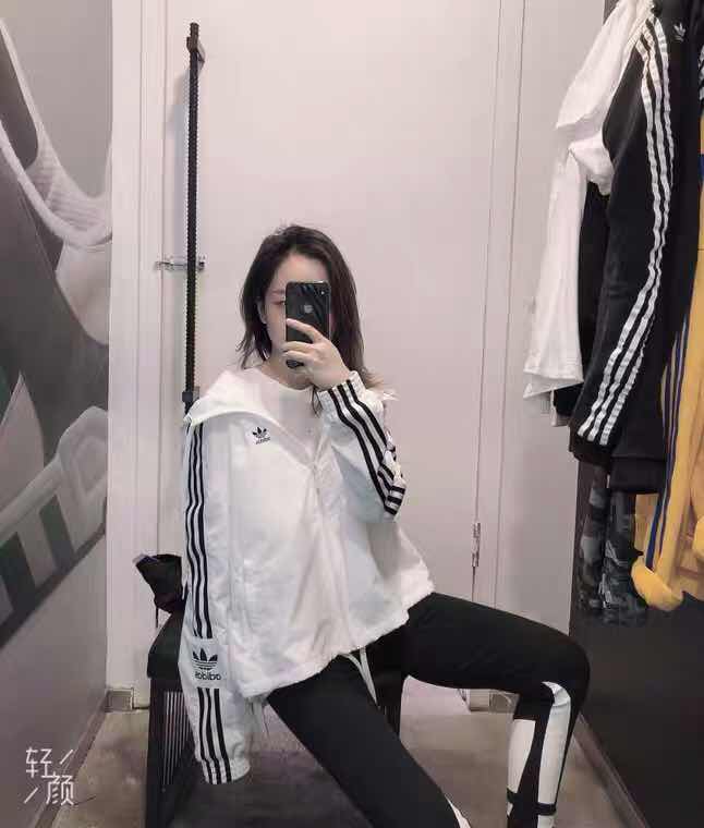 衣服的面料是真的超舒服，不薄也不厚