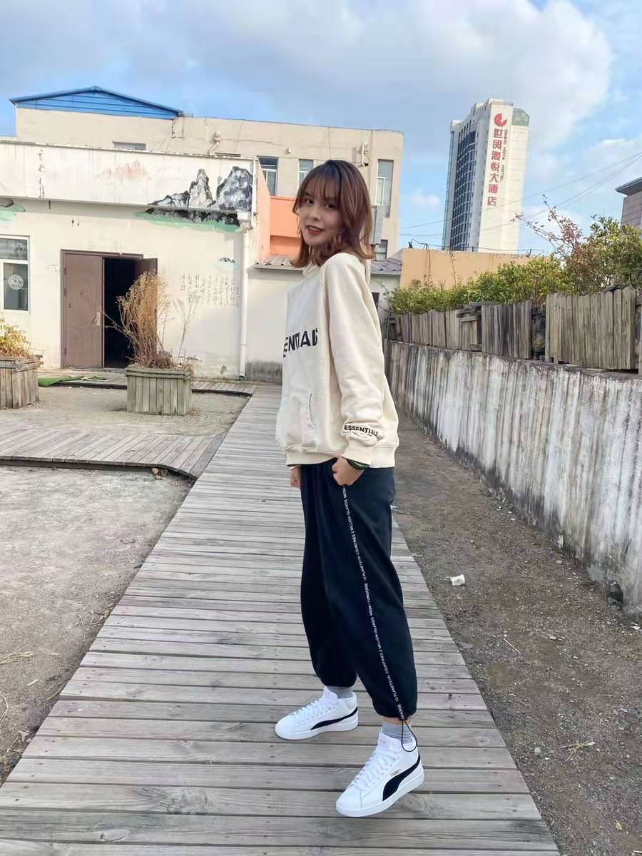 鞋子颜色低调，logo也好看，穿起来美美