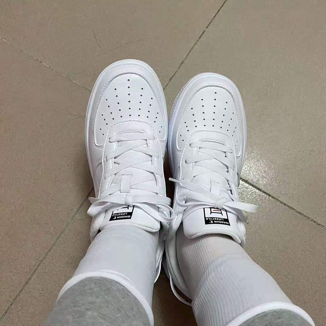 鞋子做工很精细，穿着舒服透气
