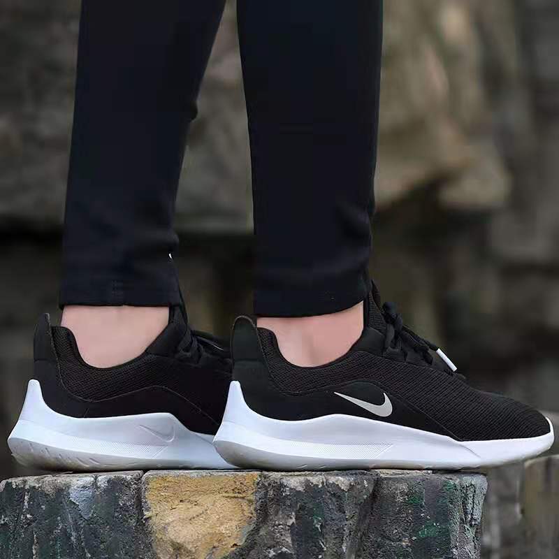 鞋子很轻便，跑步很轻，舒服，质量也不错