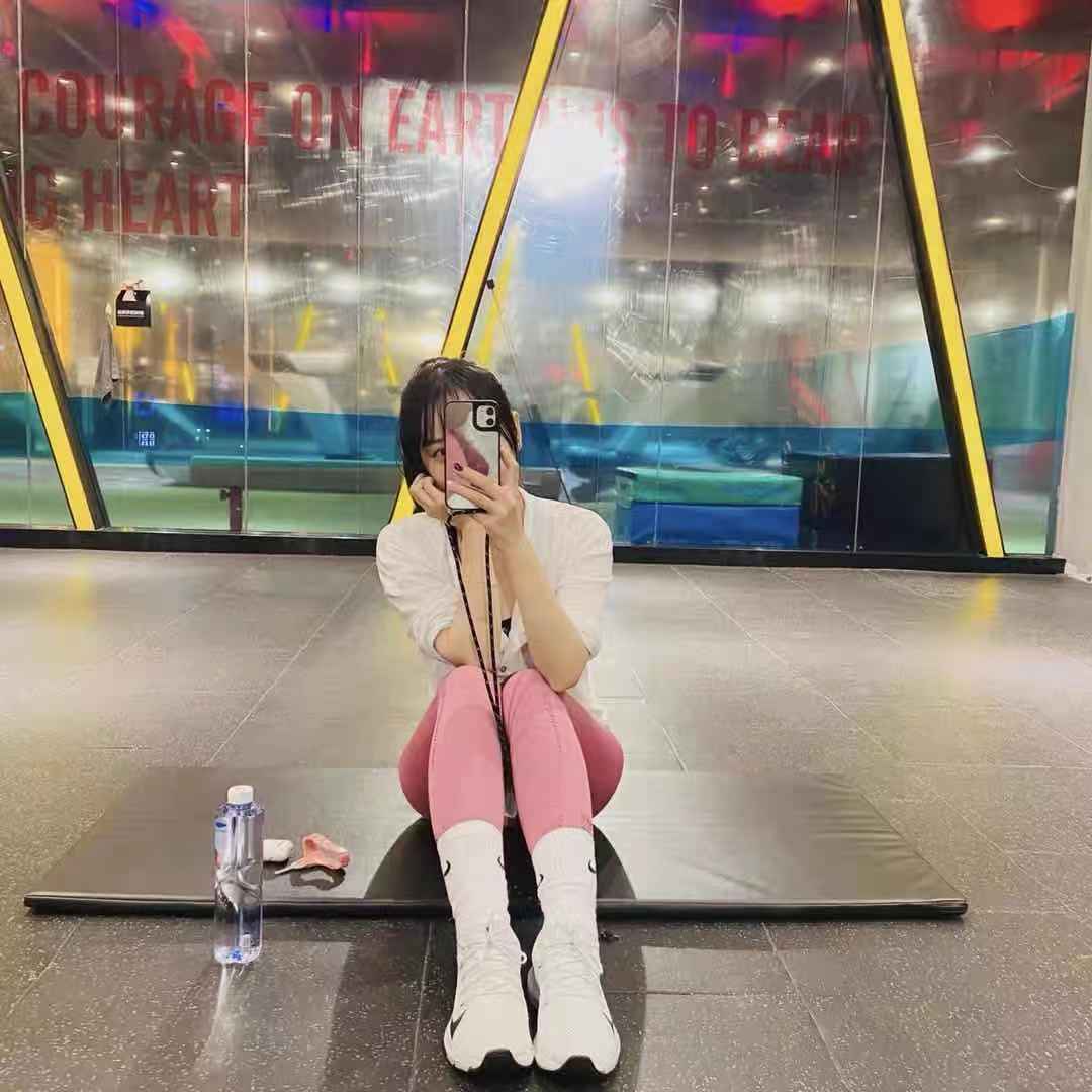 上脚很好看，颜色上没有色差，鞋码也很标准