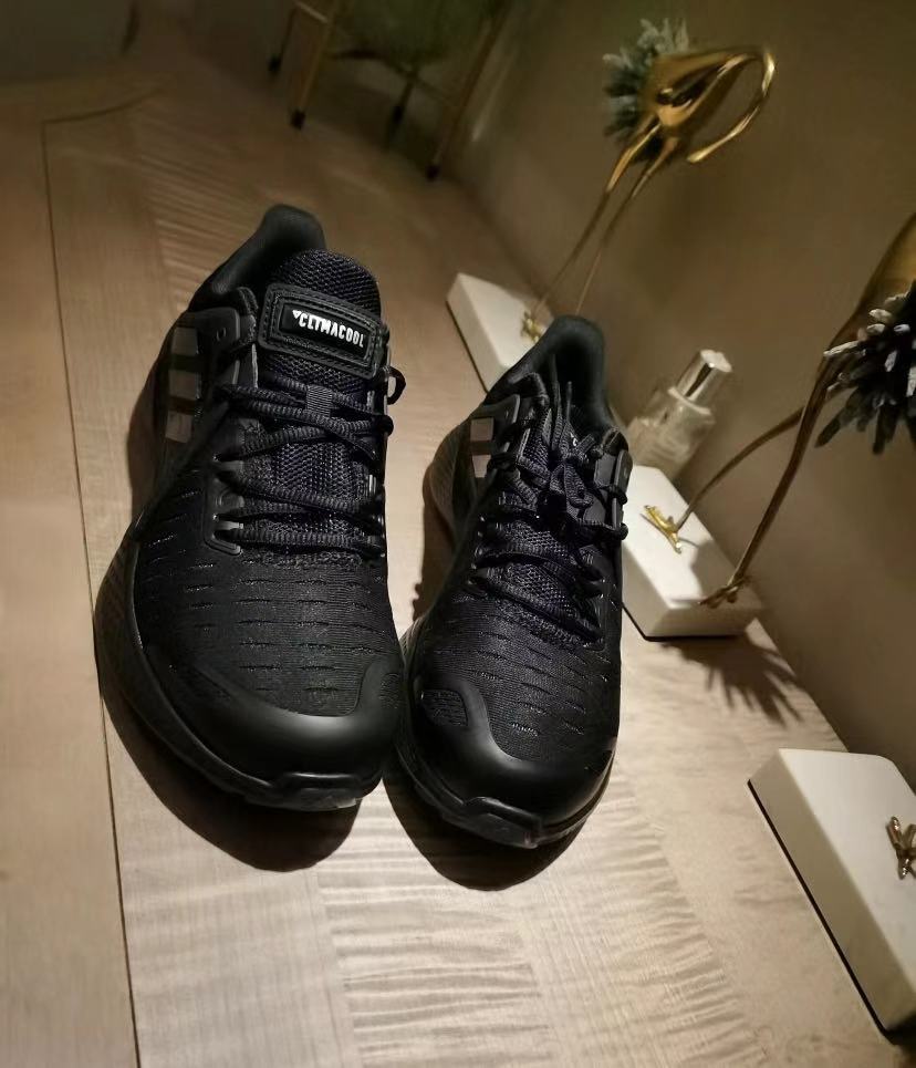 颜值很不错，纯黑色样子很拉风