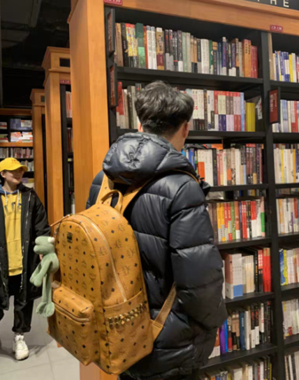 MCM  铆钉经典印花中号双肩包