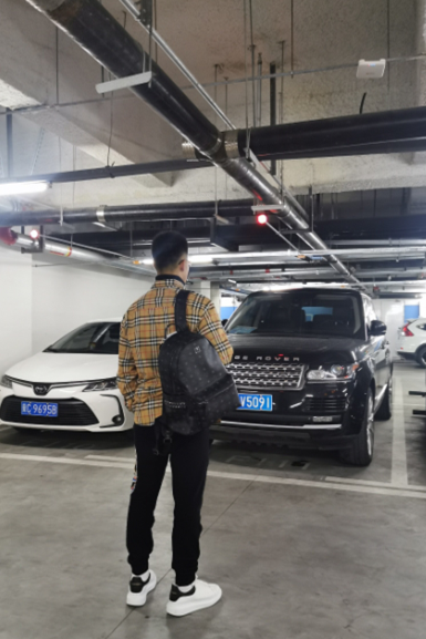 MCM  侧边铆钉经典印花中号双肩包