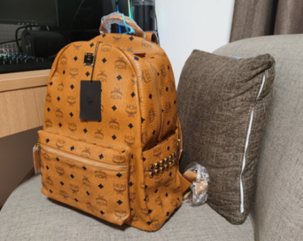 MCM  侧边铆钉经典印花中号双肩包 