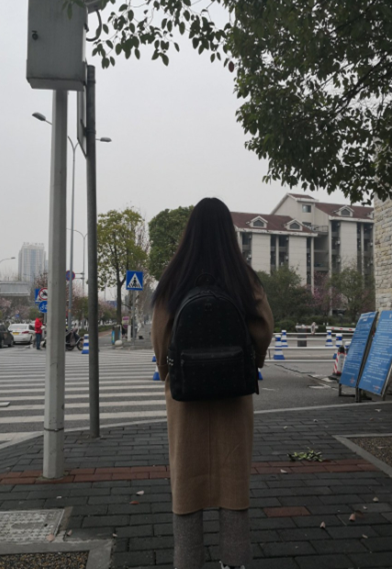  侧边铆钉经典印花中号双肩包