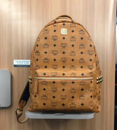  侧边铆钉经典印花中号双肩包
