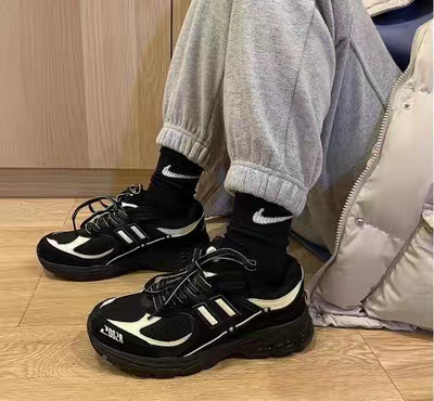 鞋子颜色搭配很吸引人，穿起来包裹性很好，