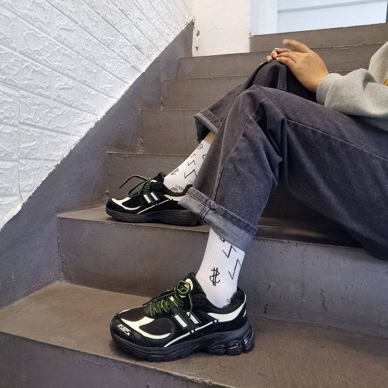 鞋子上脚很舒服，鞋子也很好看，跑起来很轻