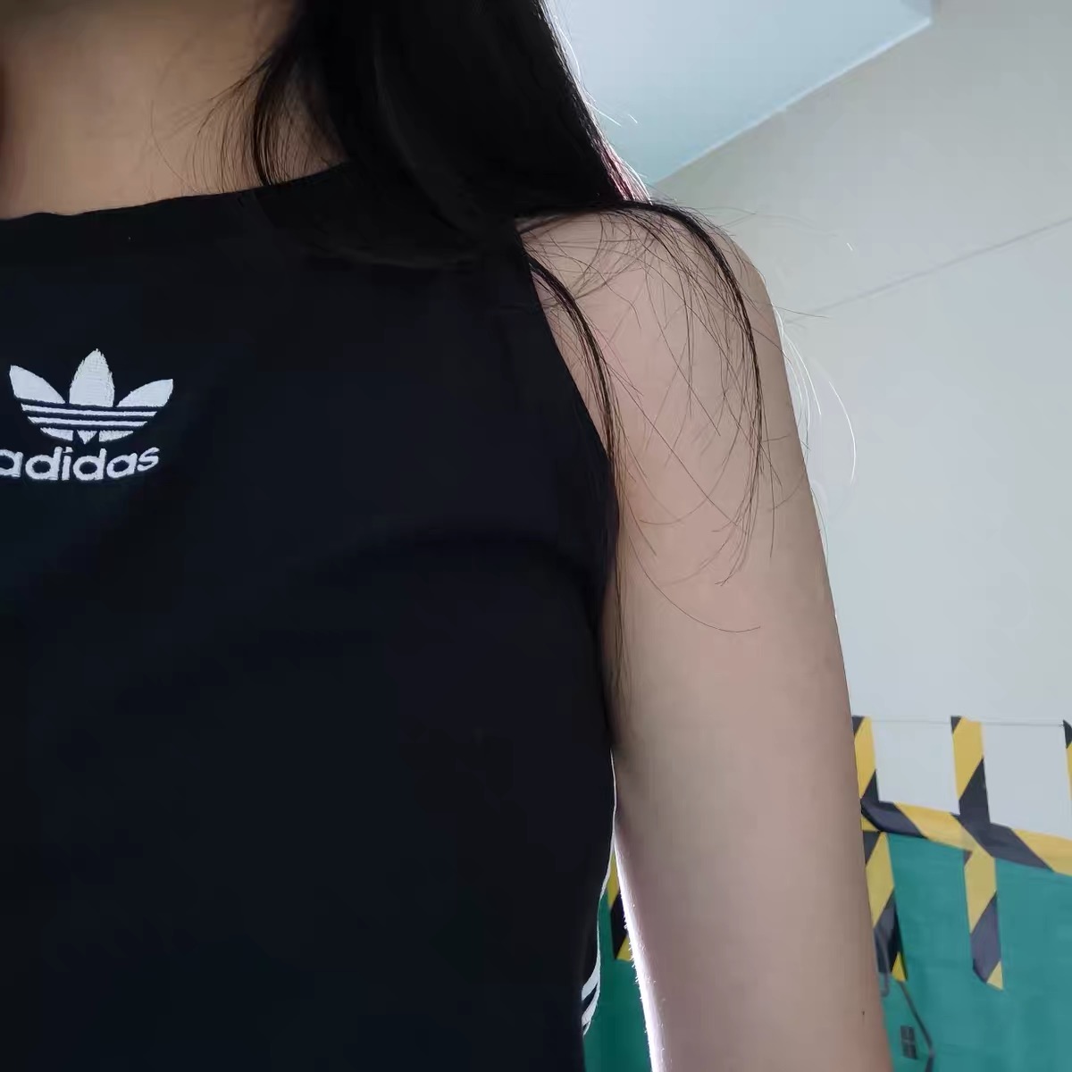 adidas短款背心，很显白，哈哈