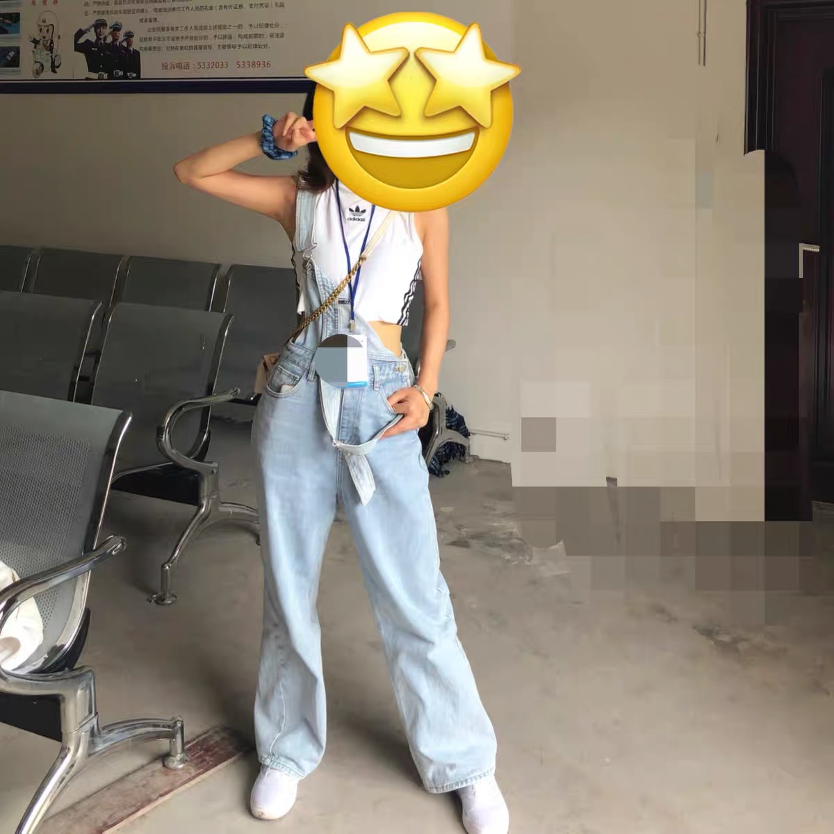adidas 运动背心搭的浅蓝色牛仔裤，