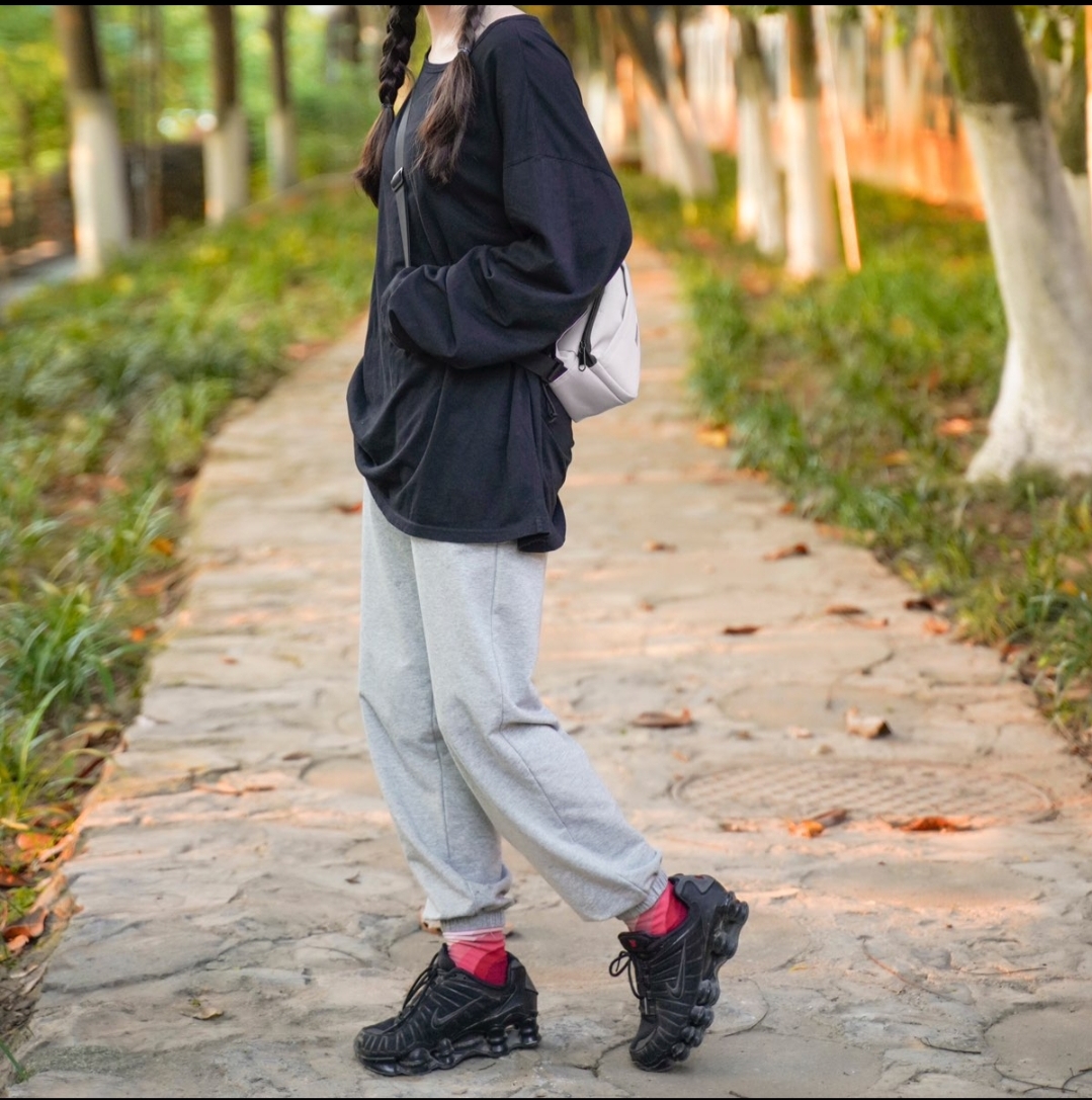 散步就要穿的舒适点啦。
卫裤很舒适,上身