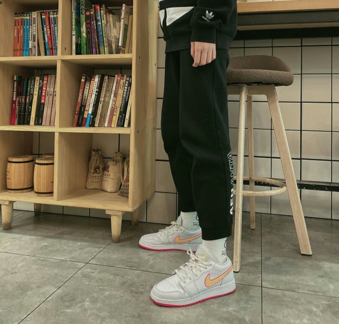 透气性还不错，走了一天一点味道都没有