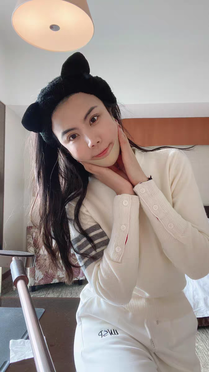 经典四杠白色针织毛衫 