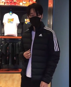 很好穿！不是很厚也不薄，穿上运动自如