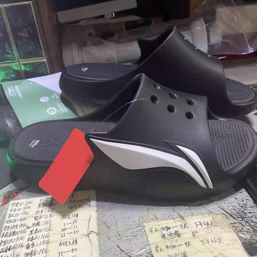 入手好几双李宁拖鞋