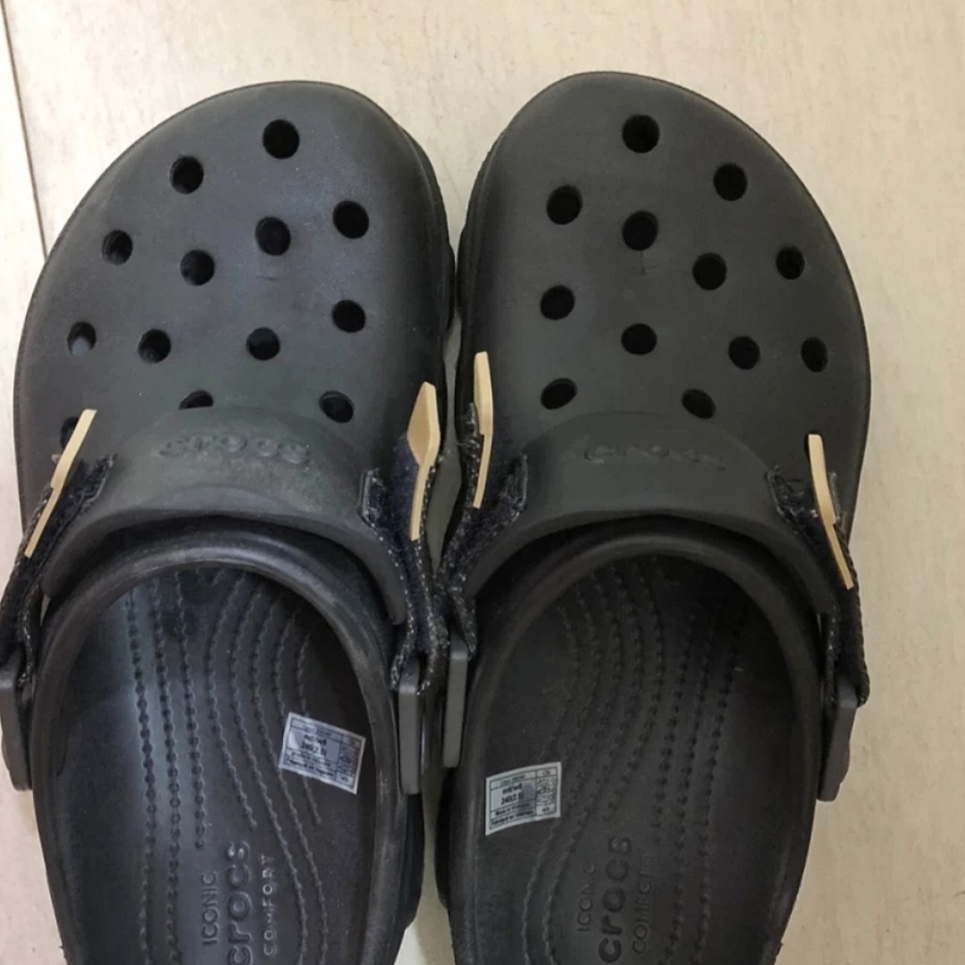 简约的凉鞋。