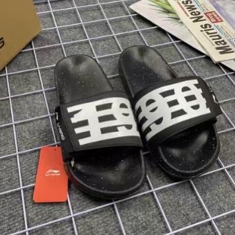 新到的拖鞋
