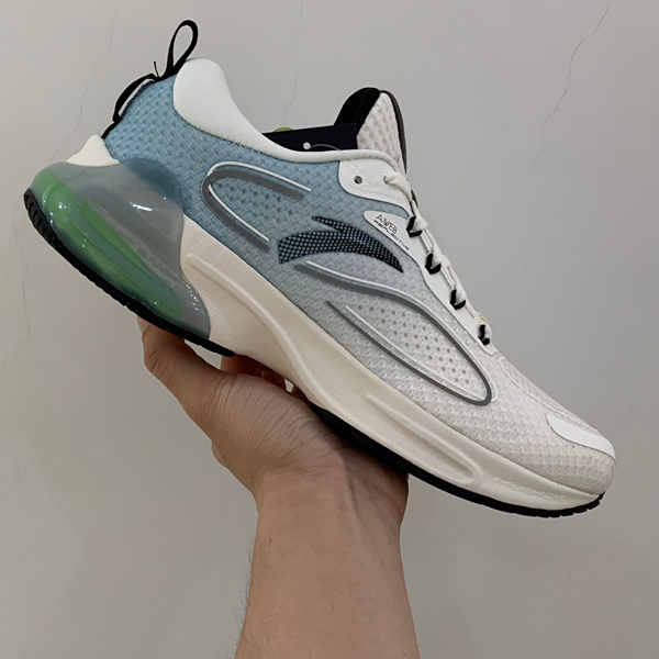 跑步也舒服，鞋底是防滑底的，跑步也不滑，
