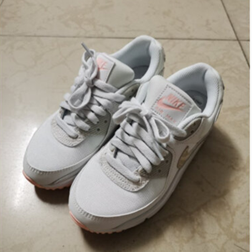 鞋子舒适，而且显脚小，跳跃奔跑都很缓震，
