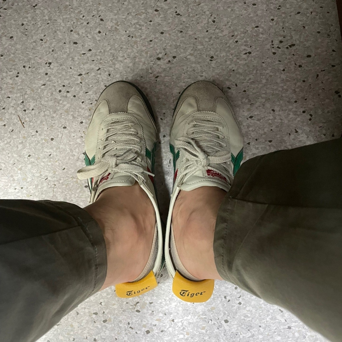 新买的鞋子很好看