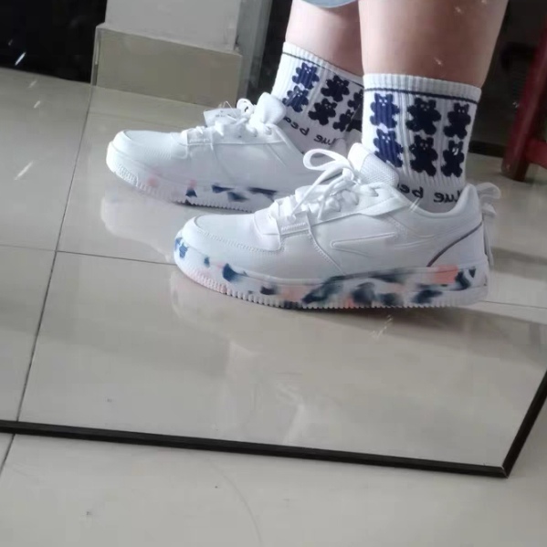 新买的鞋子很好看