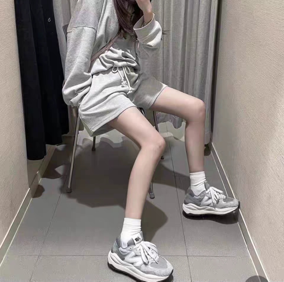 这双配色无敌。两边材质还不一样。上脚太好