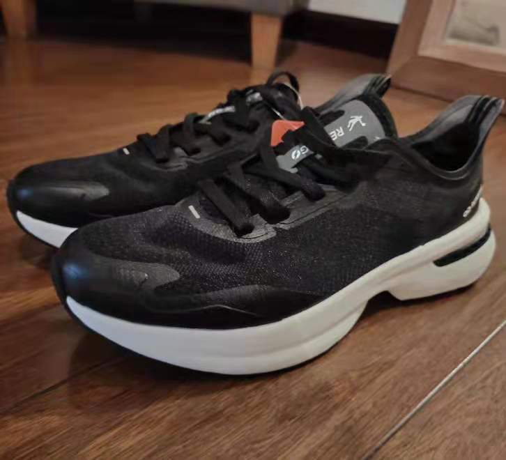穿着跑步很舒服，回弹不错