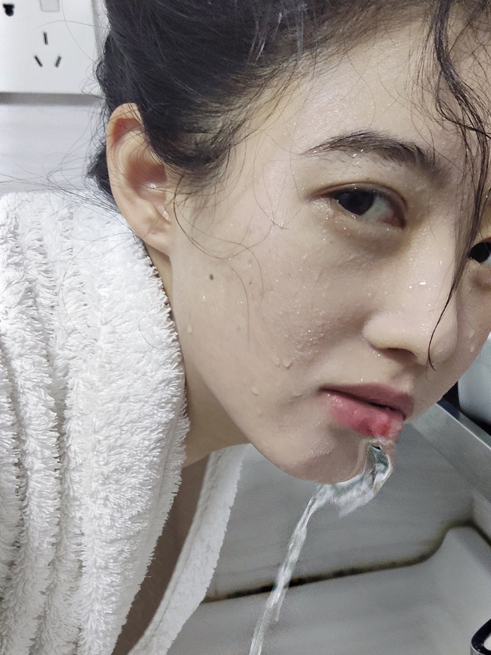 有个喜欢看别人洗澡的表弟是种啥样的体验？