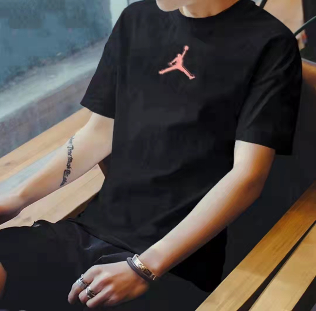 款式超赞的T恤 