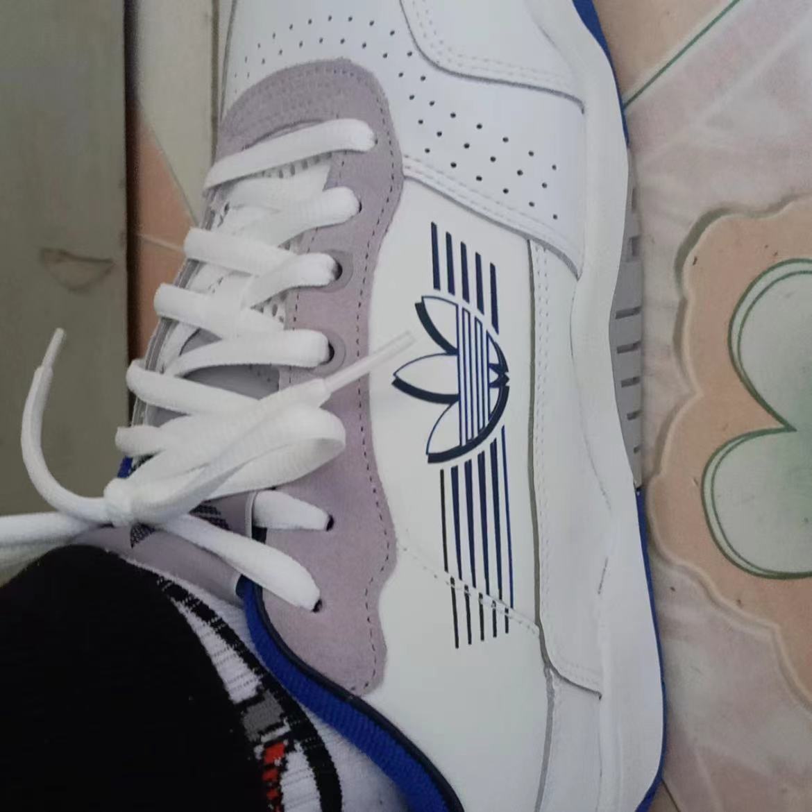 adidas低帮休闲鞋