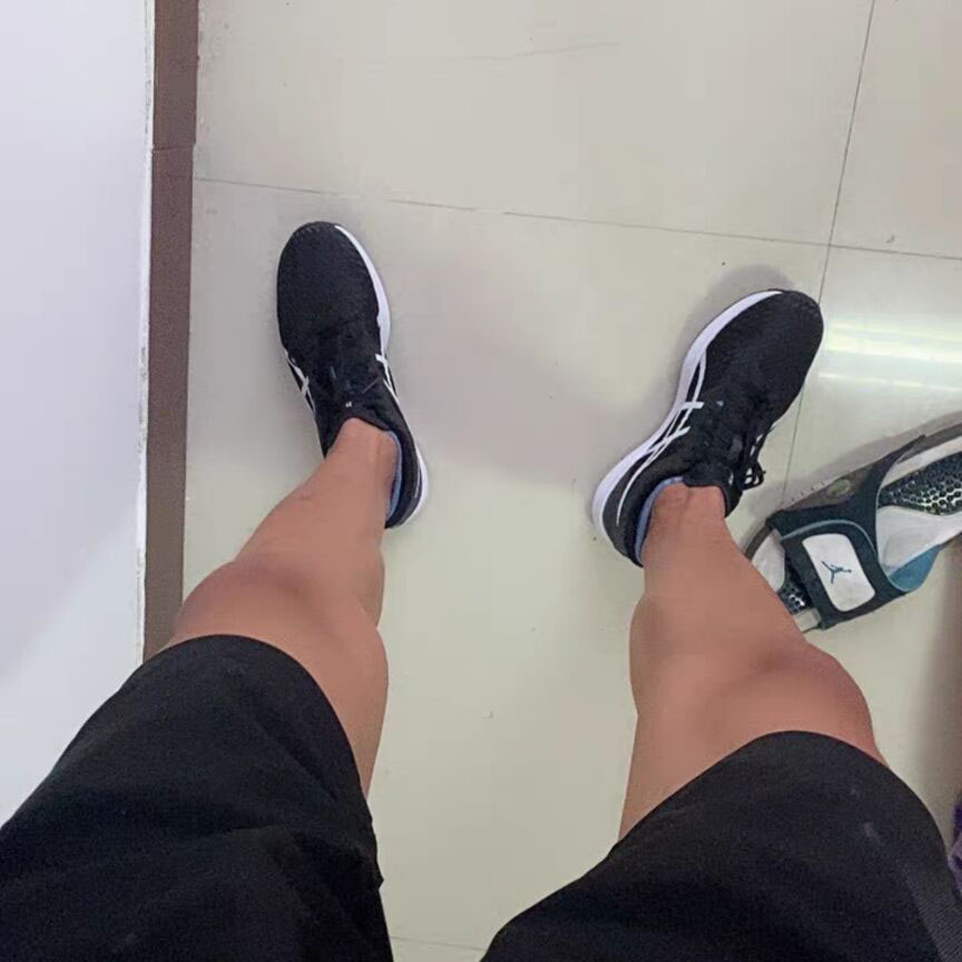 鞋子重量轻，鞋面工程网布设计