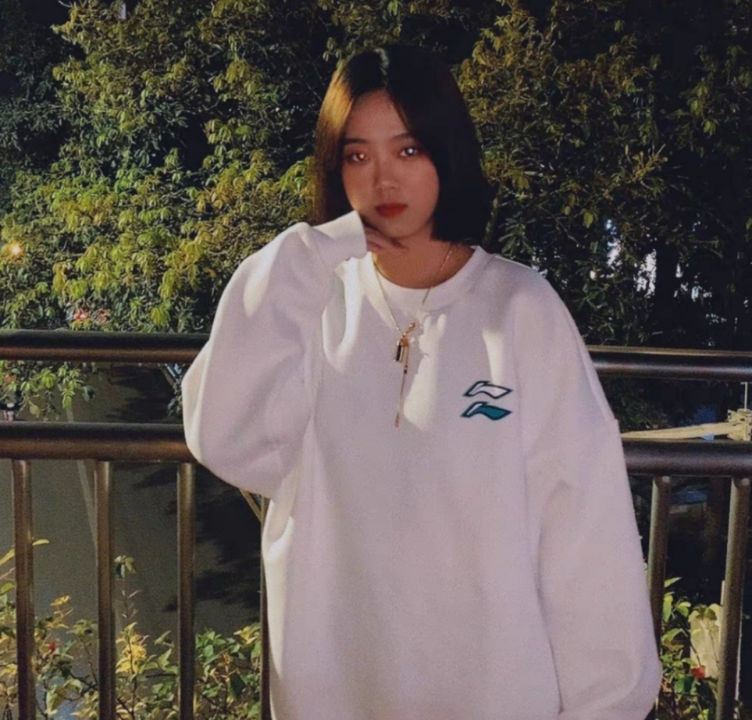 超级亮眼的白色卫衣  