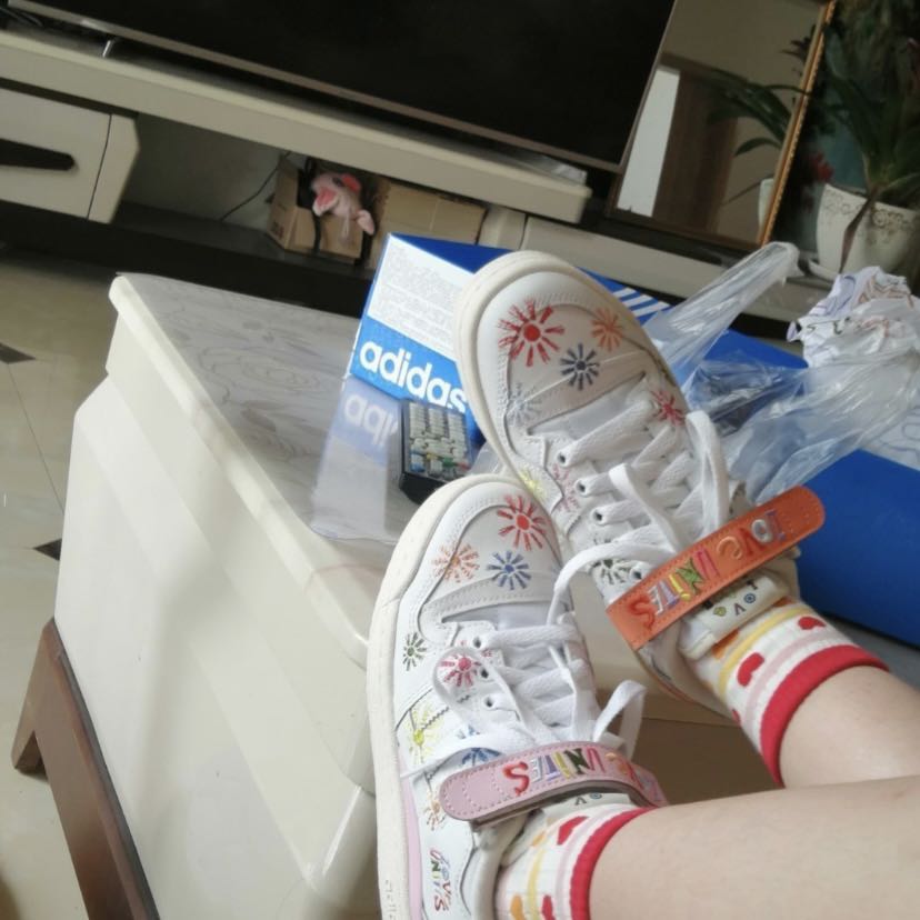  adidas 彩色刺绣/白色