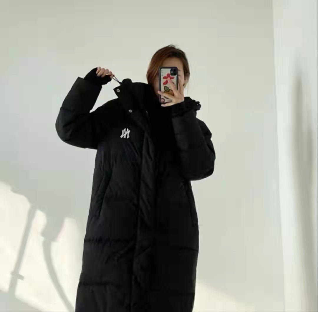 包裹性很强的长款羽绒服 