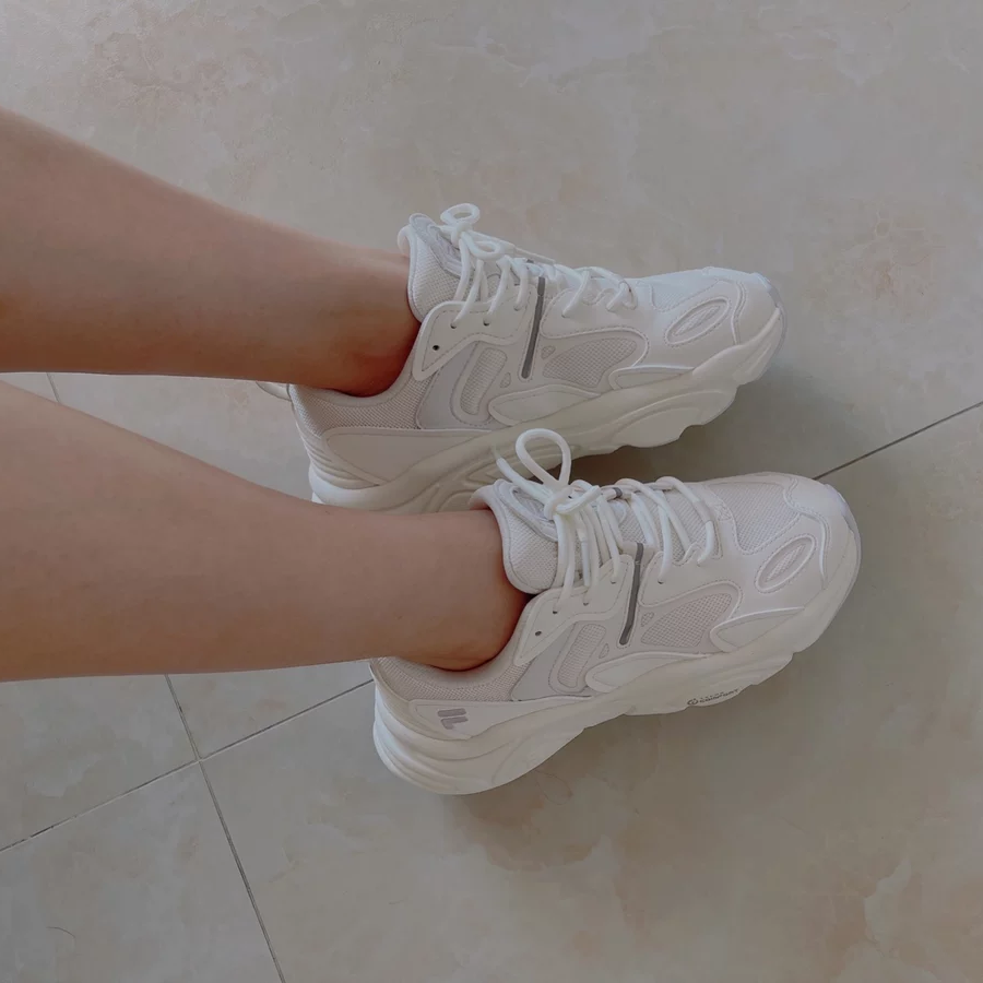 细节的质量也都很棒，鞋底软软的，舒服~