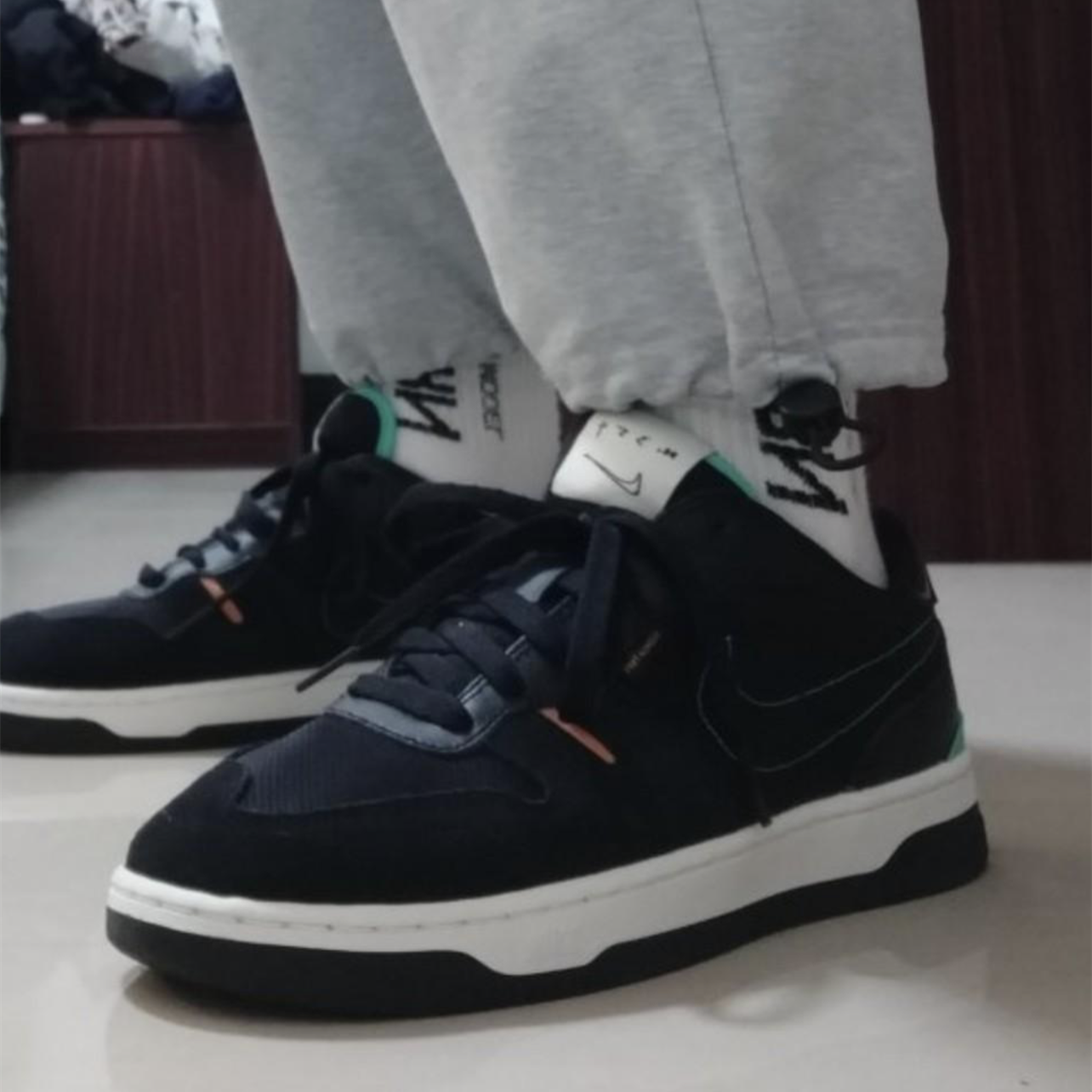 舒适度不错，穿上后不会感觉鞋很重，也不容
