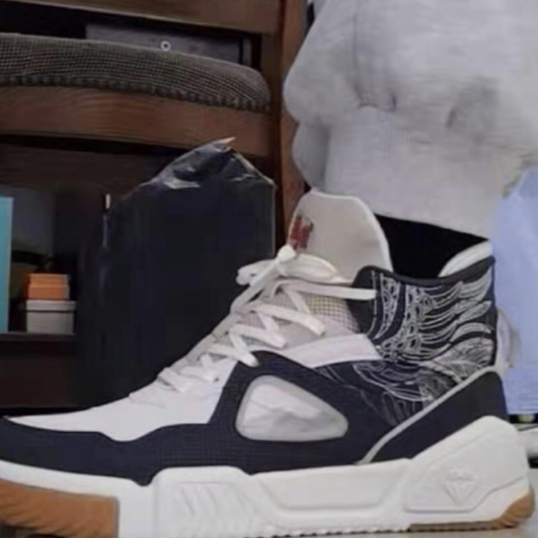 舒适度不错，穿上后不会感觉鞋很重，也不容