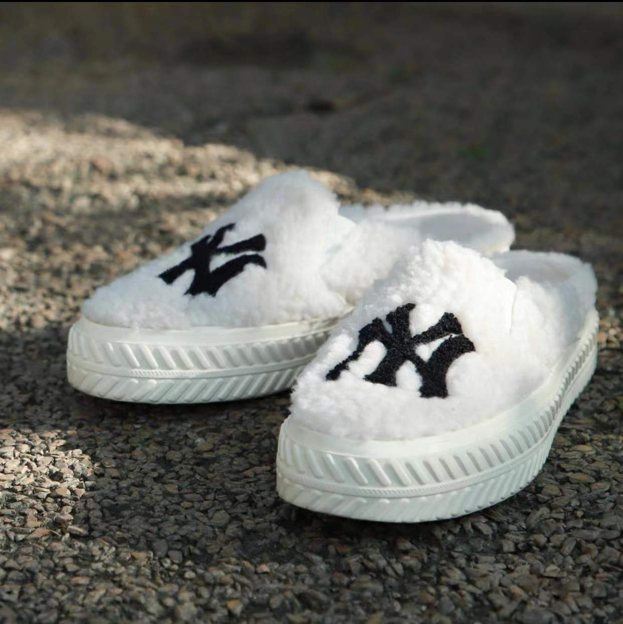 舒适度：试穿感觉鞋底很软，鞋面很柔软