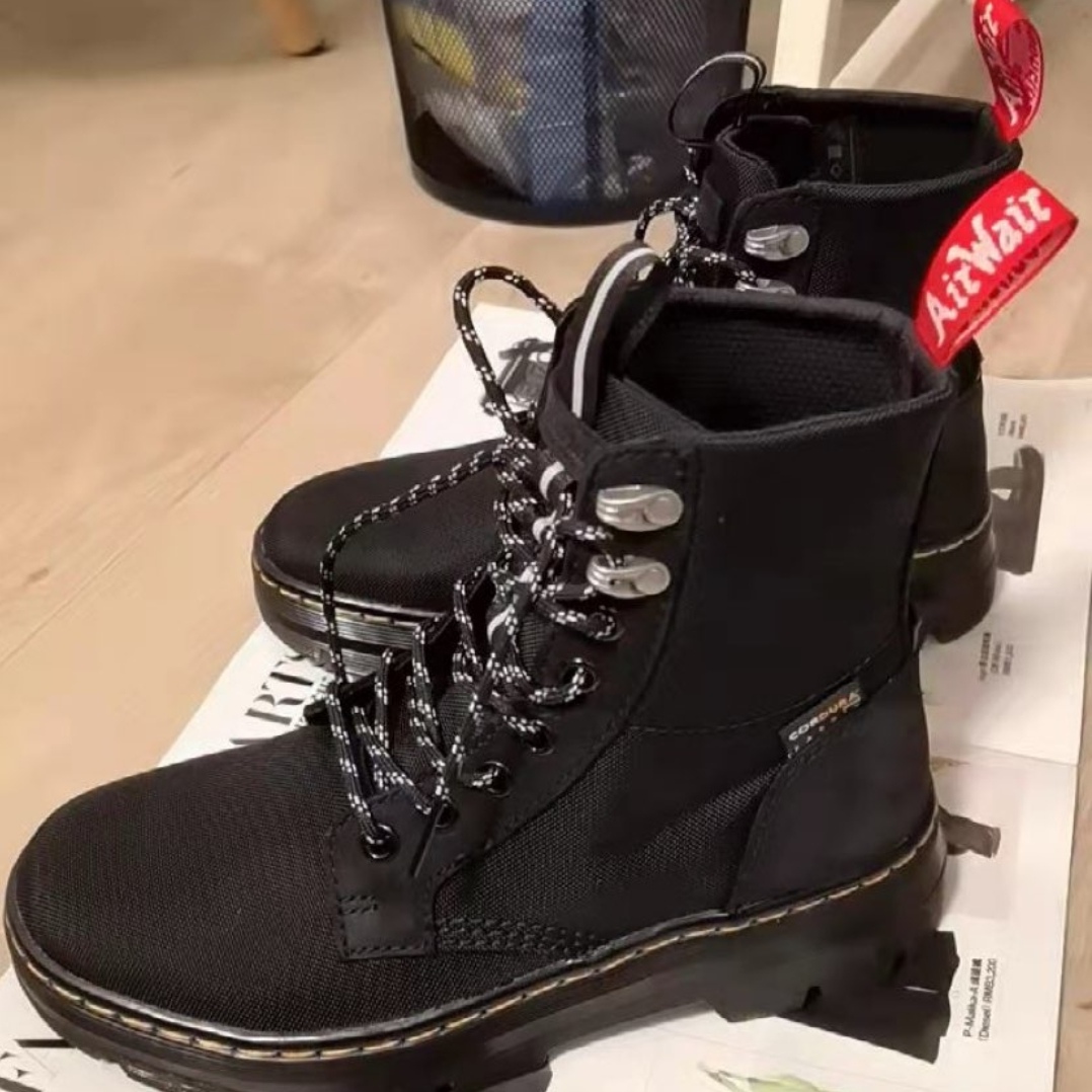 鞋子特别舒服。最少买了两双，都特别喜欢，