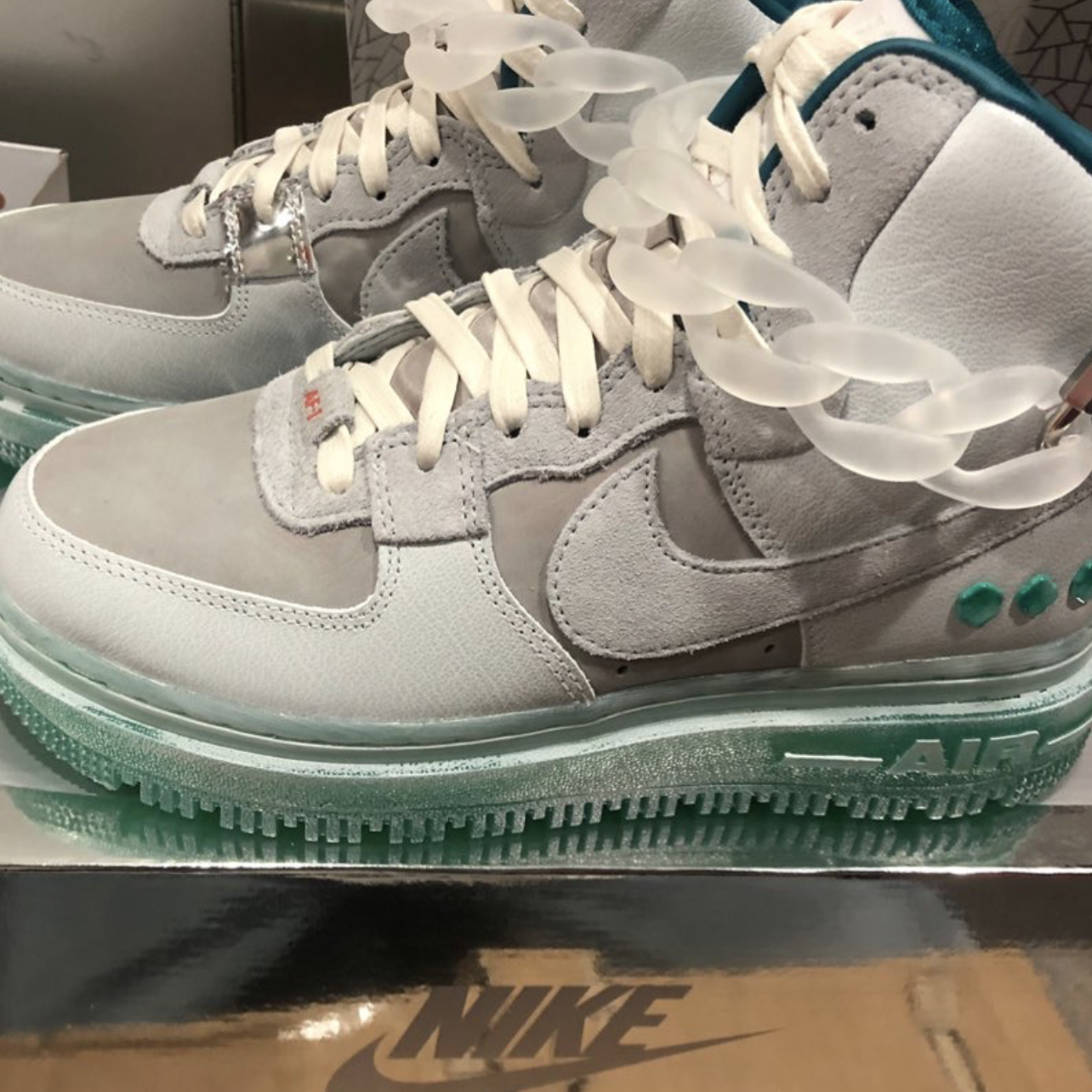 舒适度不错，穿上后不会感觉鞋很重，也不容
